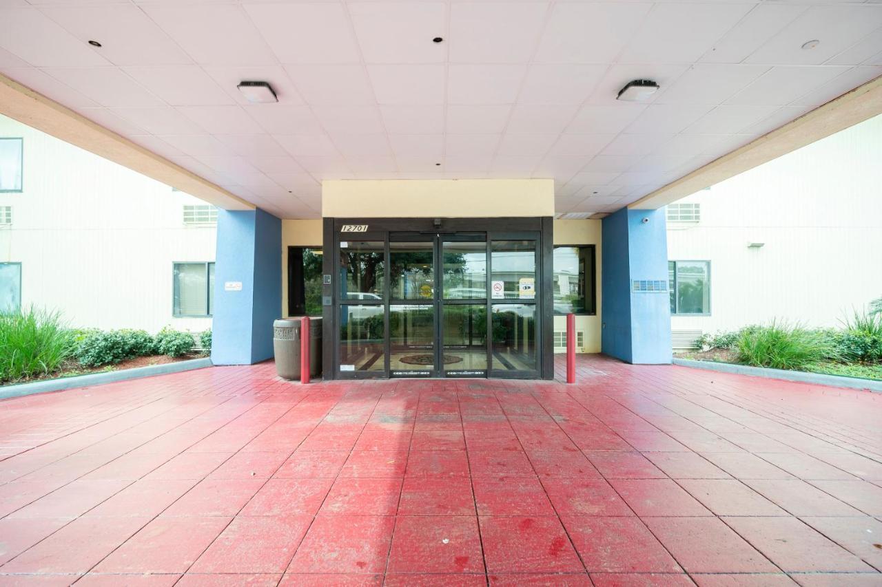 ホテル Oyo Townhouse Houston Airport North エクステリア 写真