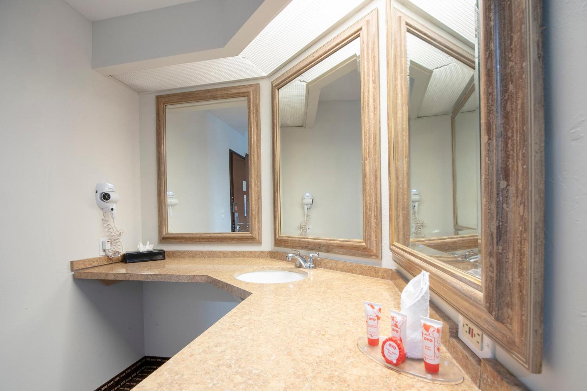ホテル Oyo Townhouse Houston Airport North エクステリア 写真