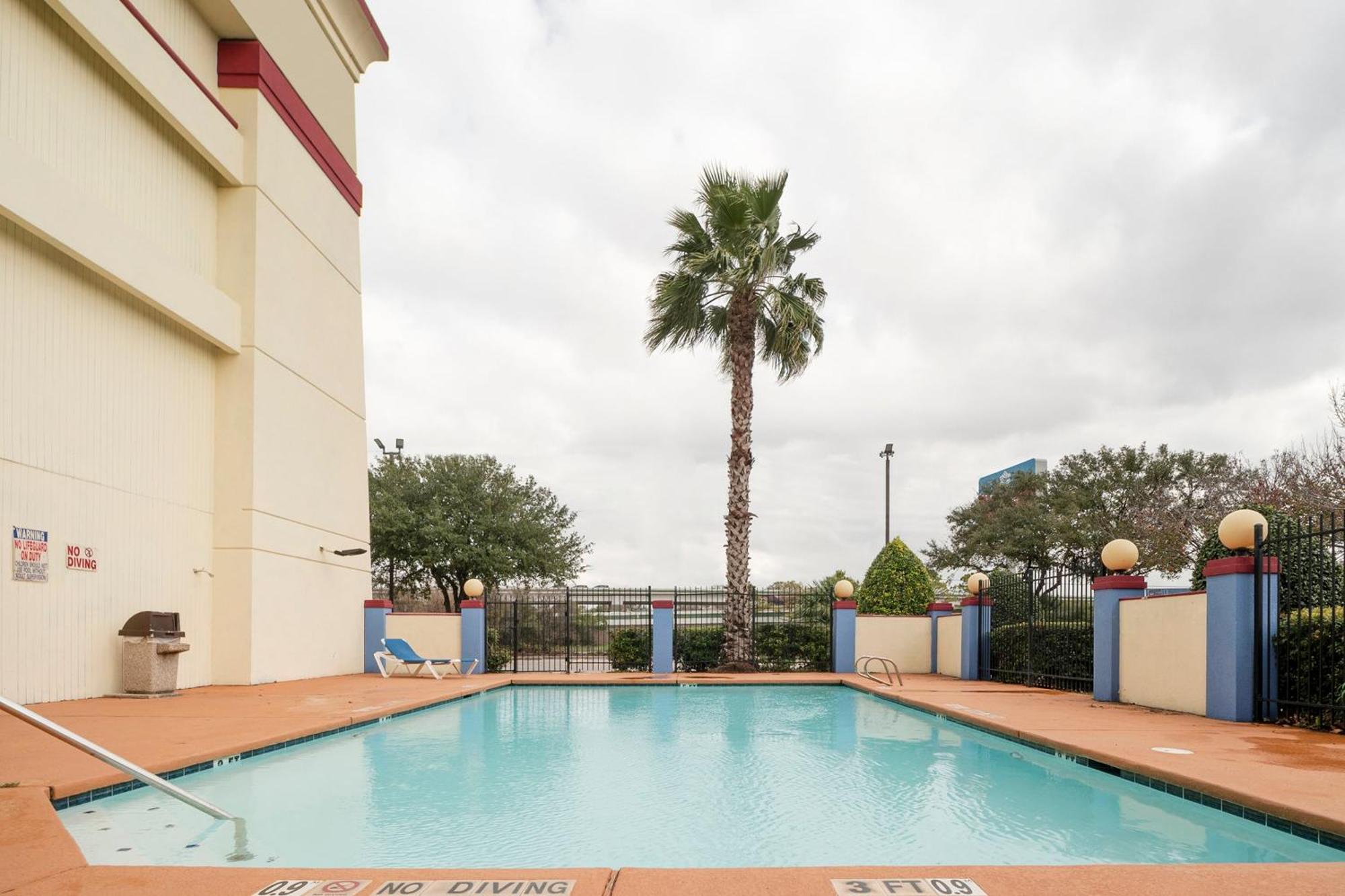 ホテル Oyo Townhouse Houston Airport North エクステリア 写真
